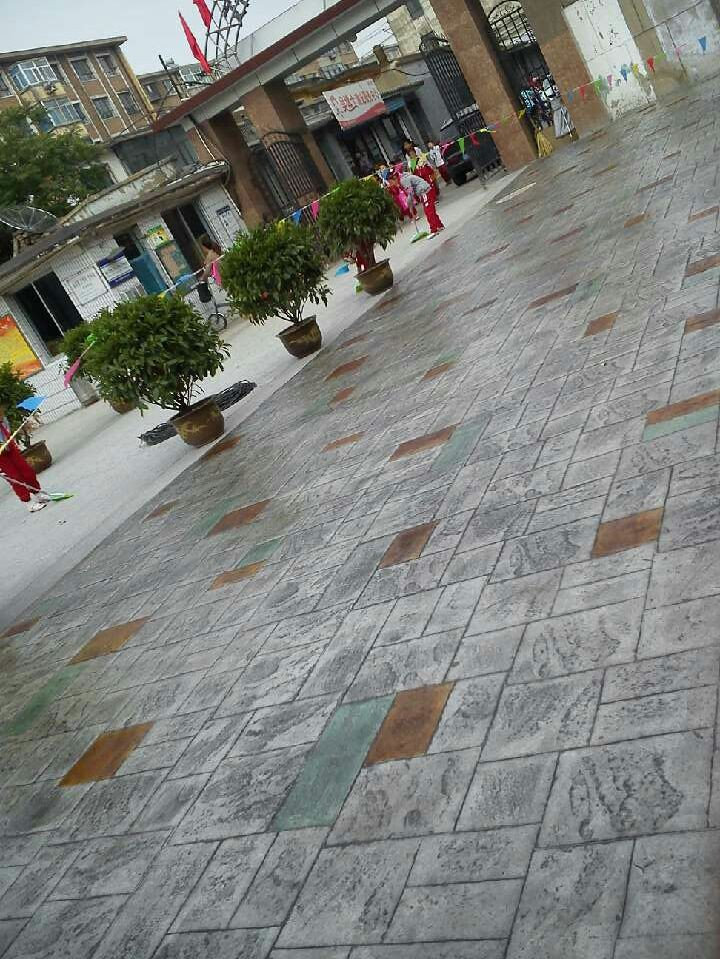 大同學(xué)校酸著色壓印混凝土-1.jpg 大同學(xué)校酸著色壓印混凝土-1.jpg