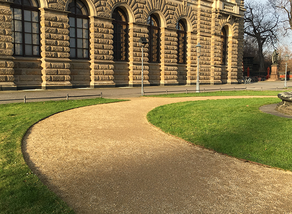 生態(tài)素土鋪裝道路